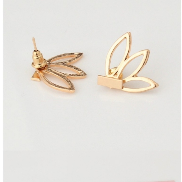 💓 LAST ONE 🆕🌸 Water Lily Ear Stud - Picture 6 of 8